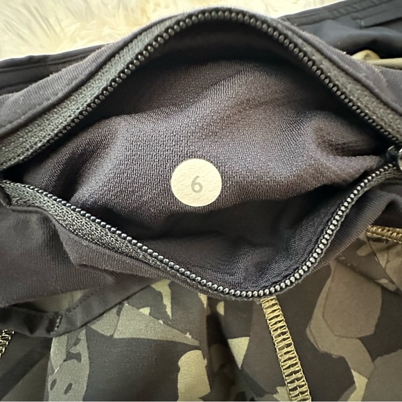 Lululemon Speed Up Shorts RARE Pop Cut Fatigue Green Black Shorts Size: 6 - Picture 7 of 8